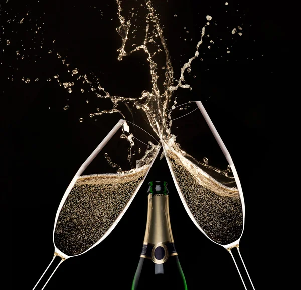 杯香槟酒时溅起水花 — 图库照片