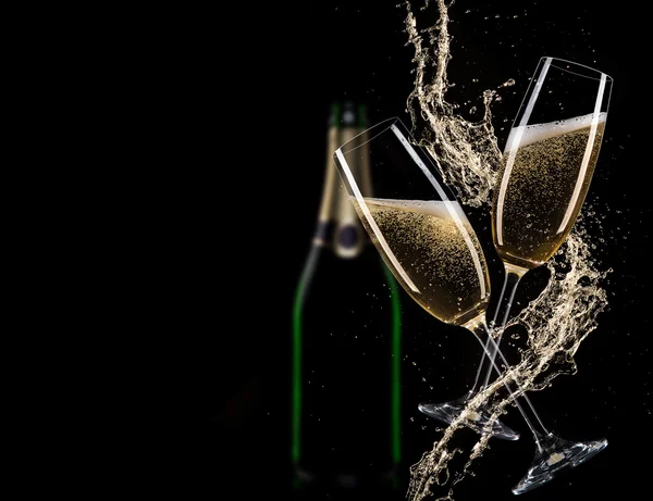 Glas champagne med splash — Stockfoto