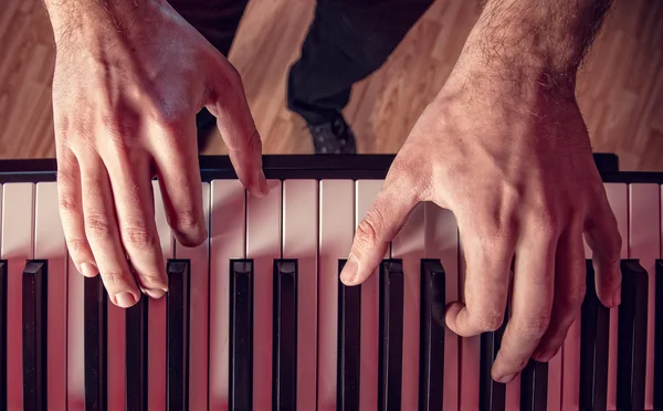 Mans hand spela piano. — Stockfoto