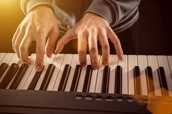 Επανδρώνει χέρι παίζει πιάνο. — Φωτογραφία Αρχείου