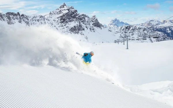 滑雪者在高山上滑行 — 图库照片