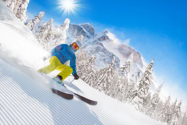 Sciatori che sciano in discesa in alta montagna — Foto Stock