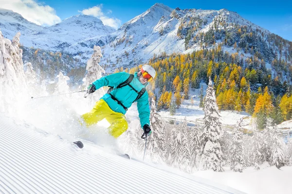 Skiër afdaling in hoge bergen — Stockfoto