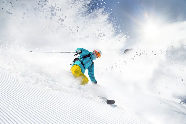 Sciatori che sciano in discesa in alta montagna — Foto Stock