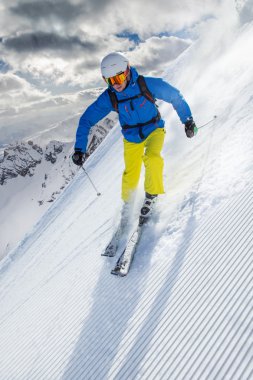 Yüksek dağlarda kayak yapan kayakçı.