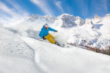 Yüksek dağlarda kayak yapan kayakçı.