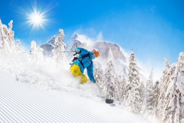 Yüksek dağlarda kayak yapan kayakçı.