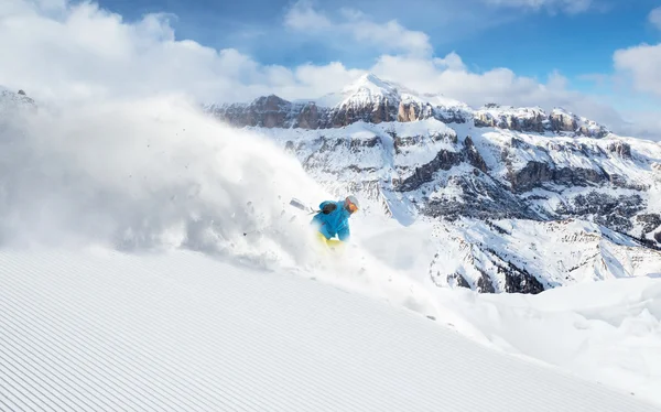 Skifahrer beim Skifahren im Hochgebirge — Stockfoto