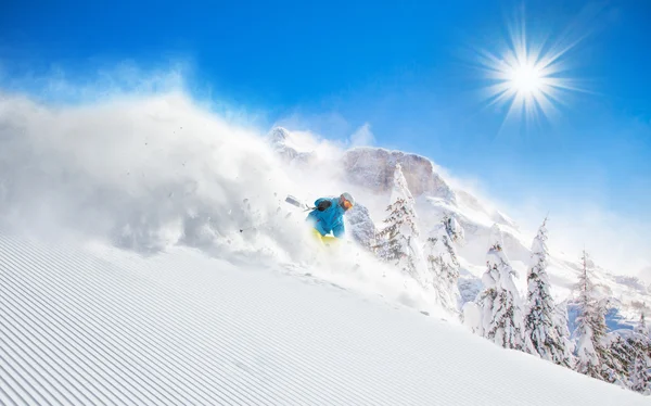 Sciatori che sciano in discesa in alta montagna — Foto Stock