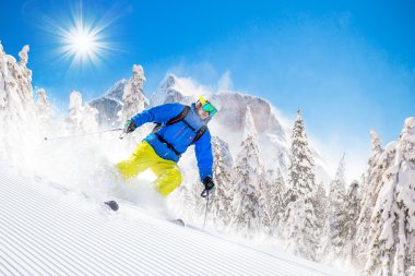 Yüksek dağlarda kayak yapan kayakçı.