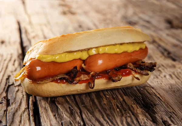 Hot dog con salsa di pomodoro, senape e cipolle — Foto Stock