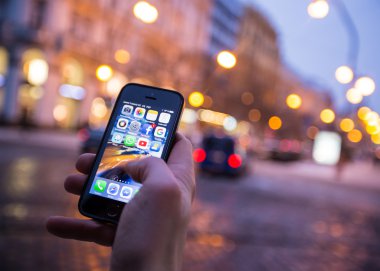 Prague, Çek Cumhuriyeti - 5 Ocak 2015: Apple iphone 5'ler Başlat ekranında apps simgeleri ile bir yakın çekim fotoğraf.