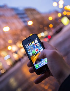 Prague, Çek Cumhuriyeti - 5 Ocak 2015: Apple iphone 5'ler Başlat ekranında apps simgeleri ile bir yakın çekim fotoğraf.