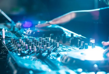 DJ gece kulübünde şarkıyı karıştırıyor..