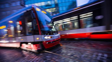 Geceleri etkisi panning Prag'da tramvay.