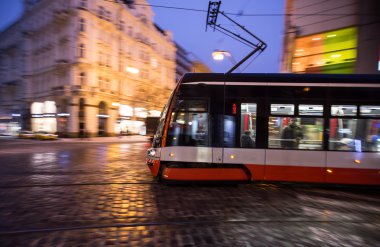 Geceleri etkisi panning Prag'da tramvay.