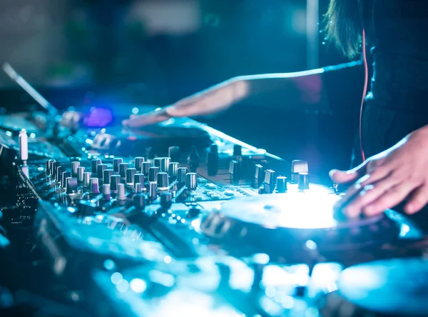 DJ miesza utwór w klubie nocnym. — Zdjęcie stockowe