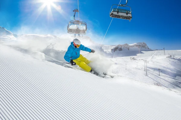 Skifahrer beim Skifahren im Hochgebirge — Stockfoto