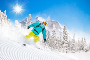 Yüksek dağlarda kayak yapan kayakçı.