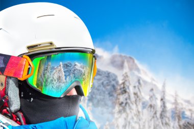 Kayakçı yüksek dağlarda portresi