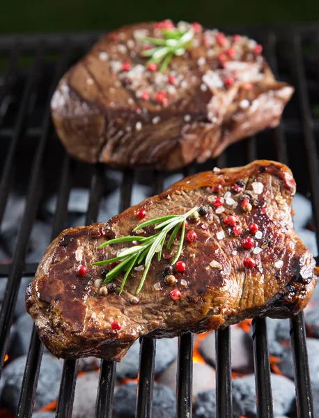 Bifes de carne na grelha. — Fotografia de Stock