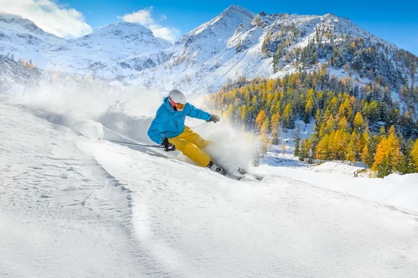 Skifahrer beim Skifahren im Hochgebirge — Stockfoto