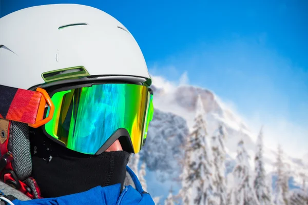 Porträt eines Skifahrers im Hochgebirge — Stockfoto