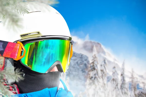 Retrato de esquiador em altas montanhas — Fotografia de Stock