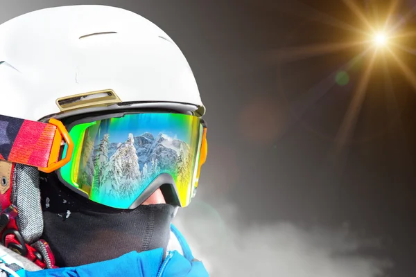 Porträt eines Skifahrers auf dunklem Hintergrund. — Stockfoto