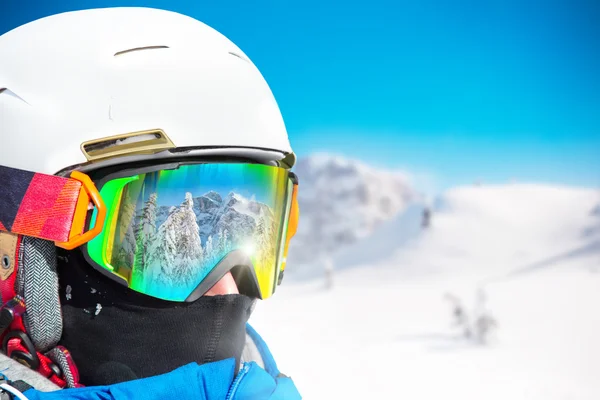 Portrét lyžař ve vysokých horách — Stock fotografie
