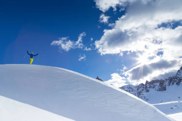 Yüksek dağlarda kayakçı — Stok fotoğraf