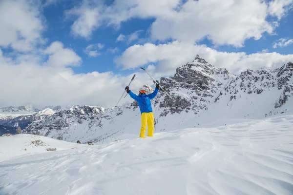 Skier у високих горах — стокове фото