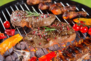 Barbekü ızgara et çeşitli türleri ile.