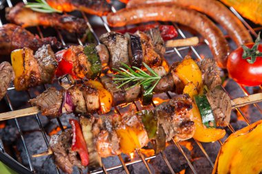 Barbekü ızgara et çeşitli türleri ile.