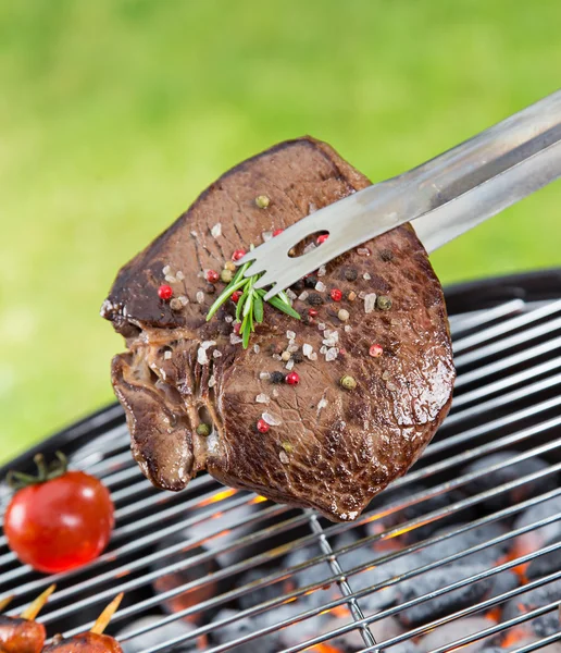 Steaks de bœuf grillés sur le gril, gros plan . — Photo