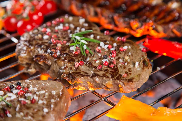 Barbecue grill met verschillende soorten vlees. — Stockfoto