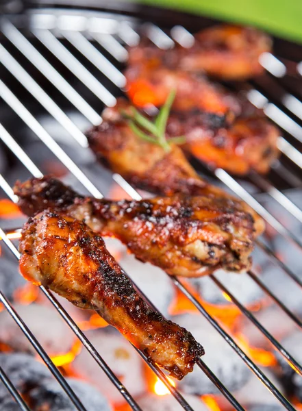 Gegrillte Hühnerbeine auf dem Grill — Stockfoto