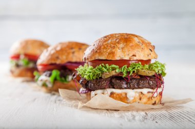 Ev yapımı hamburgerlere yakın çekim