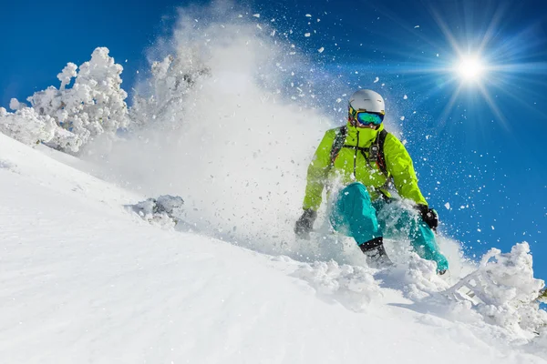 Skiër afdaling in hoge bergen — Stockfoto