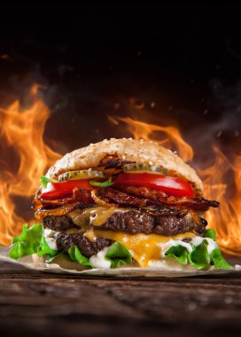 Ev yangın alevler ile hamburger yapımı.