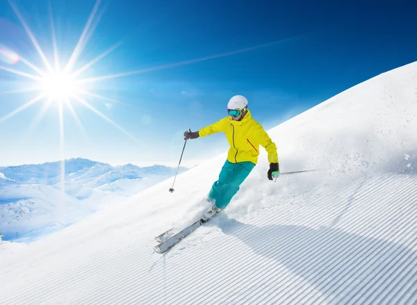 Skifahrer beim Skifahren im Hochgebirge — Stockfoto