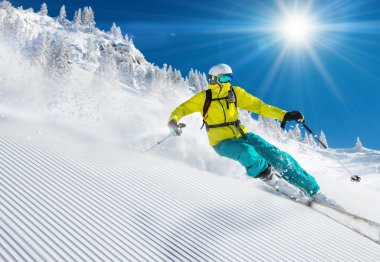 Yüksek dağlarda kayak yapan kayakçı.