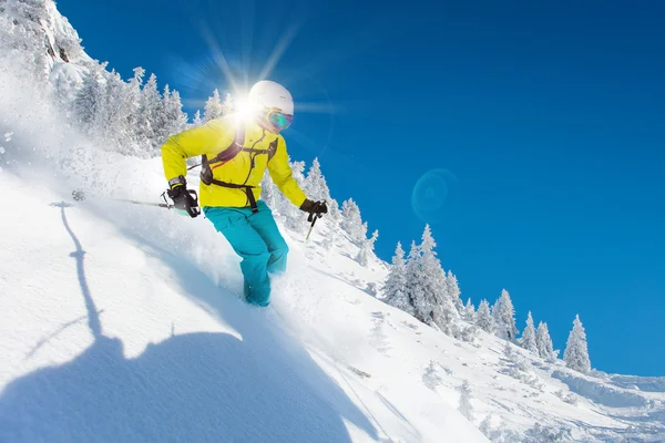 Skifahrer beim Skifahren im Hochgebirge — Stockfoto