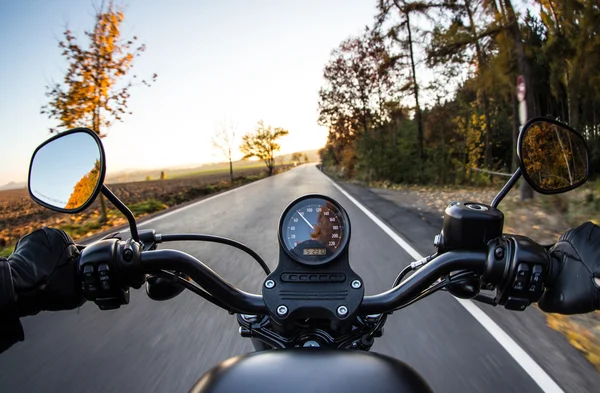A vista sobre o guidão da motocicleta — Fotografia de Stock