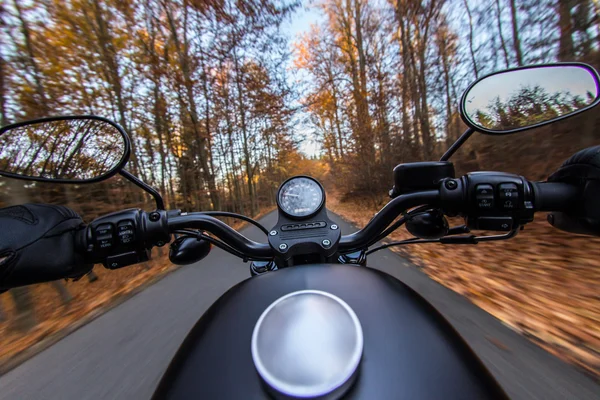 A vista sobre o guidão da motocicleta — Fotografia de Stock