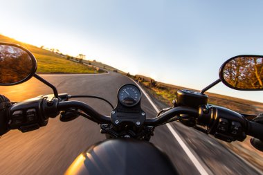 Motosiklet gidonun üzerinde görünümü