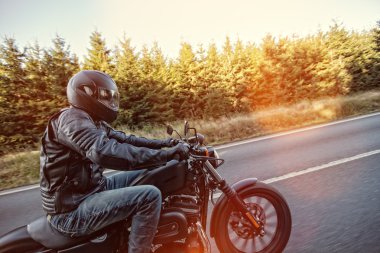 Motosiklet orman yolu üzerinde adam koltuğa.