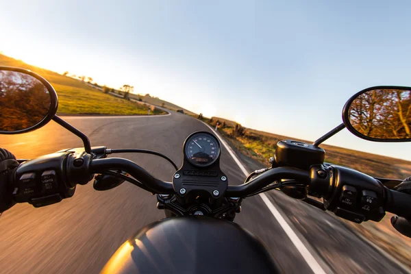 A vista sobre o guidão da motocicleta — Fotografia de Stock