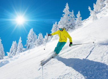 Yüksek dağlarda kayak yapan kayakçı.