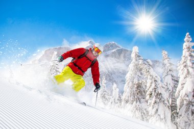 Yüksek dağlarda kayak yapan kayakçı.